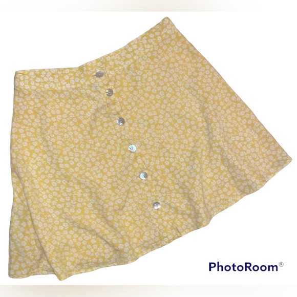 H&M DIVIDED PRINTED MINI TWIRL SKIRT • YELLOW WITH WHITE FLORAL PATTERN • SIZE 6 - Picture 1 of 10